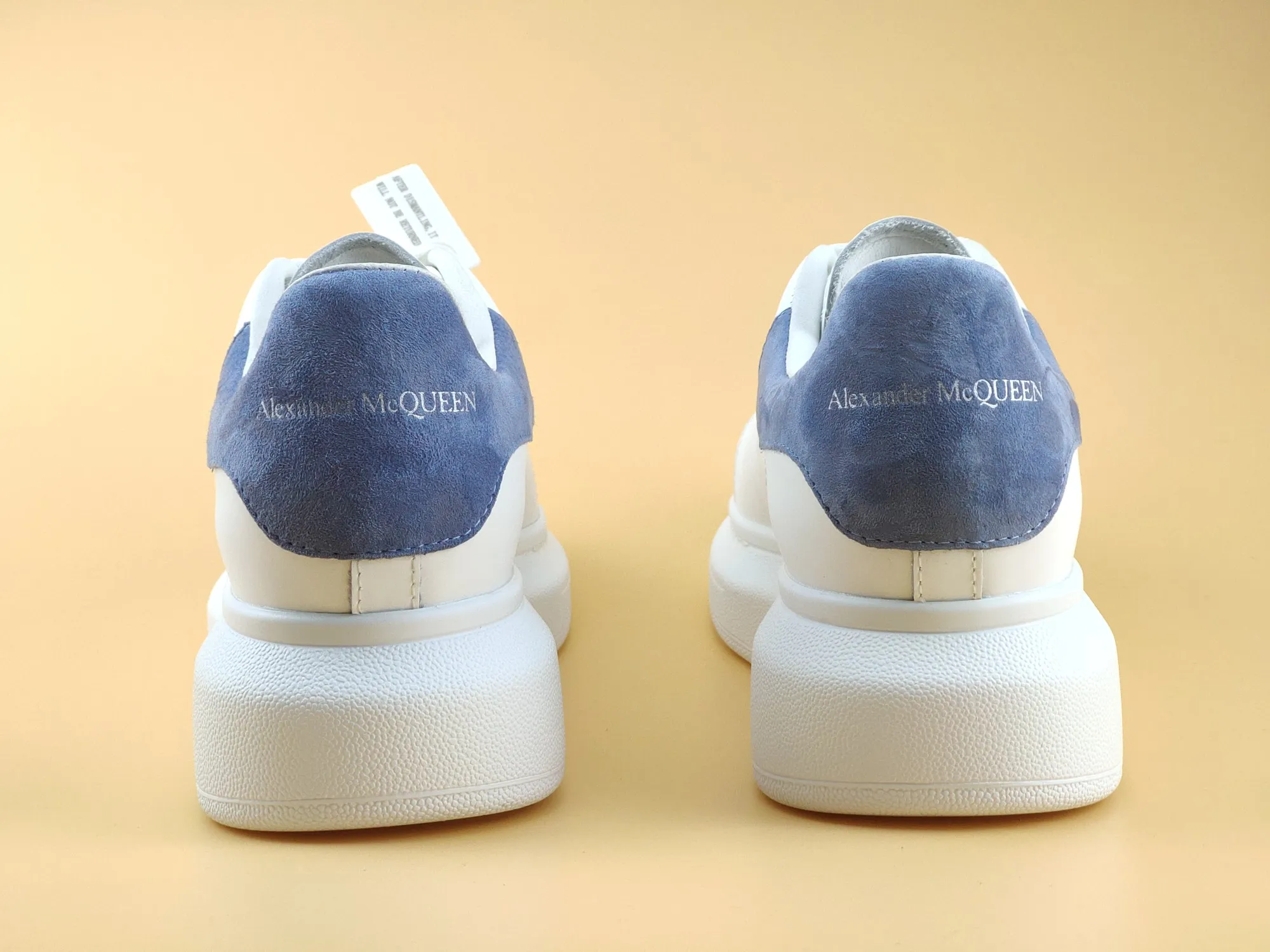 👟👟Ex-factory price 480👟👟 Women's clothing ALEXANDER MQUEEN (McQueen) 🎉The highest quality silk cowhide version on the market🎊, imported water-dyed sheepskin lining, 1:1 replica at the counter, star style T stage catwalk, a must-have for fashionistas , the original high-temperature and ultra-clear air pressure logo on the foot, absolutely counter-matched version, the arc of the back bag is truly genuine 0⃣ difference, using an exclusive privately molded double-layer vacuum outsole, which is light on the foot and has excellent rebound! Running🏃✈The first choice item for outdoor sports💅💅Trend and fashion coexist📣Female style: 35-39, male style: 39-44 with original packaging